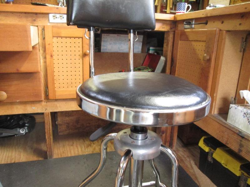 Craftsman Adjustable Pneumatic Mechanic's Swivel Seat